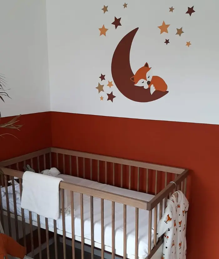 Terracotta babykamer met vosje op de maan in roest en goud.